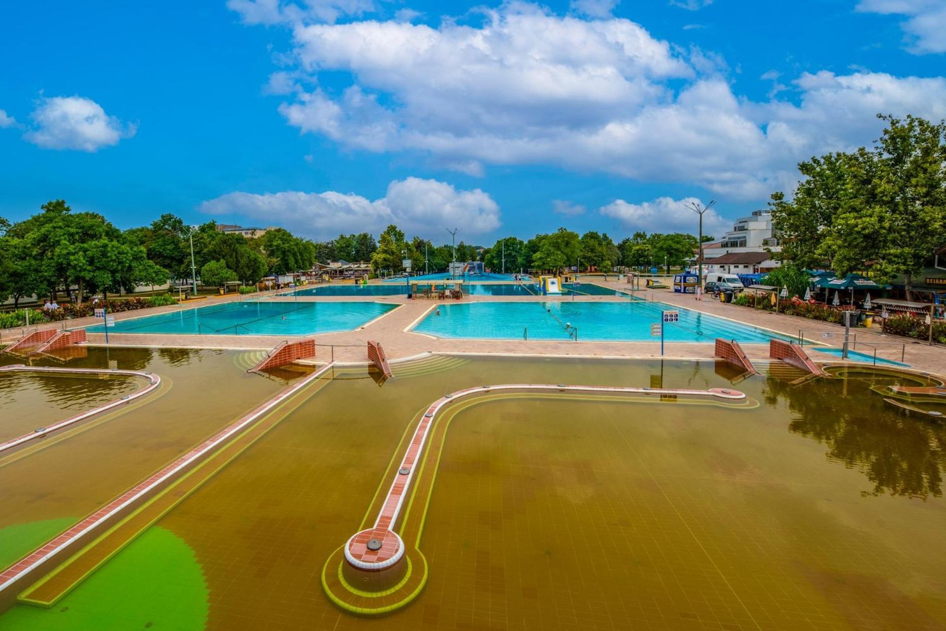 Hotel Delibab ไฮจ์ดุสโซบอสโล ภายนอก รูปภาพ